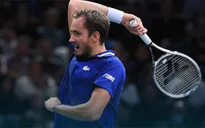 Daniil Medvedev ngược dòng trước Sebastian Korda, vào tứ kết Paris Masters 2021