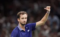 Daniil Medvedev giành chiến thắng thuyết phục trước Hugo Gaston để tiến vào bán kết Paris Masters