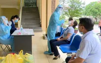 Quảng Ninh tiếp tục lấy mẫu xét nghiệm diện rộng, nhiều trường chuyển sang dạy học trực tuyến