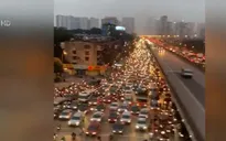 Cảnh tắc đường nhìn từ tàu Cát Linh - Hà Đông
