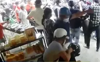 2 đối tượng cướp giật liều lĩnh tấn công cảnh sát bằng bình xịt hơi cay
