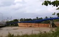 2 sà lan bị cuốn trôi đe dọa sập cầu