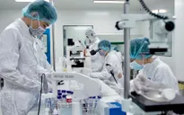 Thủ tướng Chính phủ: Thúc đẩy sản xuất vaccine, trang thiết bị, thuốc điều trị COVID-19 trong nước
