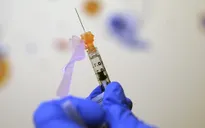Mỹ tiêm vaccine COVID-19 tăng cường cho trẻ từ 16-17 tuổi