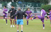 ĐT Việt Nam dầm mưa tập luyện, tập trung cao độ cho trận đấu với Malaysia