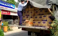 Phát hiện 3 xe tải chở trên 9.500 chai dầu ăn nhãn mác nước ngoài không rõ xuất xứ
