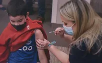 Các nước châu Âu bắt đầu tiêm vaccine COVID-19 cho trẻ 5-11 tuổi