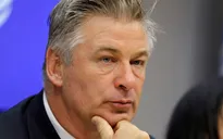 Alec Baldwin sẽ bị khám xét điện thoại sau vụ xả súng trên trường quay gây chết người