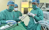 Nhập viện cấp cứu vì mảnh xương rơi vào phế quản