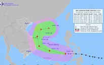 Bão Rai ở sát Biển Đông, vùng gần tâm bão sóng biển cao từ 8-10m