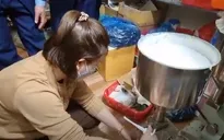 Triệt phá cơ sở dùng "công nghệ xô chậu" sản xuất mỹ phẩm