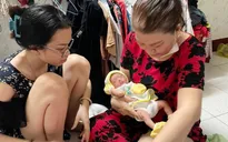 Bé trai sơ sinh còn nguyên dây rốn bị bỏ rơi trong thùng rác