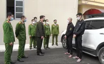 Hai thanh niên giả vờ mua ô tô rồi cướp xe bỏ trốn
