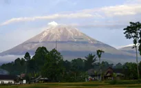 Núi lửa Semeru của Indonesia lại phun trào, phun cột tro bụi cao 2.000m
