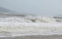 Bão số 9 gây mưa to, gió giật ở Lý Sơn, sóng biển dâng cao “đánh úp” các khu dân cư ven biển Phú Yên