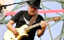 Carlos Santana gặp vấn đề về tim, hoãn show diễn