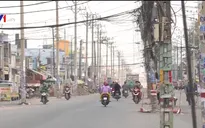 Hơn 500 trụ điện “mọc” giữa đường