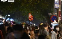 Biển người chen chân trên phố Hàng Mã đón Noel sớm