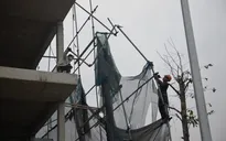 Sập giàn giáo khi thi công nhà liền kề, 2 người bị thương