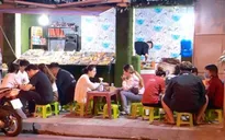 Bất chấp hàng trăm F0 mới mỗi ngày, nhiều hàng ăn vẫn đông nghịt, phớt lờ 5K