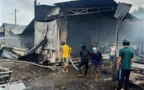 Xe chở dầu bất ngờ bốc cháy, 4 căn nhà bị thiêu rụi hoàn toàn