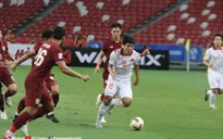 Bác sỹ đội tuyển kiểm tra tình trạng chấn thương của Đức Chinh và Duy Mạnh