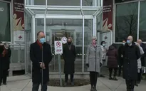 Canada cho phép nhân viên thiết yếu mắc COVID-19 được làm việc