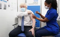 Thủ tướng Anh Boris Johnson tiêm mũi vaccine COVID-19 tăng cường