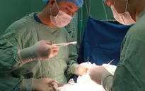 Cứu bé gái bị chứng xoắn dạ dày hiếm gặp