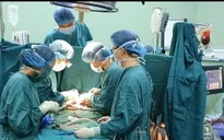 Bé 14 tháng tuổi bị vỡ tim do đập ngực vào vô lăng ô tô