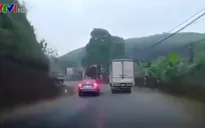 Xe ô tô vượt ẩu, gặp nạn tại khúc cua