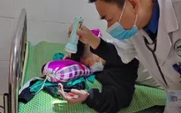 Vừa dùng điện thoại vừa sạc pin, nam sinh dập nát bàn tay