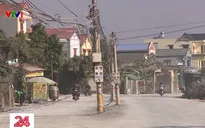 Hà Nội: Hàng cột điện mọc giữa đường, dây giăng mắc như "mạng nhện"