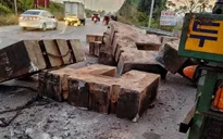 Nam công nhân xấu số bị cả chục khối bê tông trên xe đầu kéo rơi trúng, tử vong
