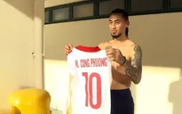 Tiền đạo Billy của ĐT Lào xin đổi áo với Công Phượng