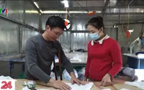 Nghị lực phi thường của ông chủ xưởng may khuyết tật