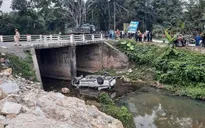 Xe bán tải lao từ cầu xuống suối, 4 người nguy kịch