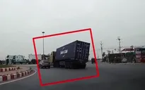 Xe container lật ngang khi ôm cua tại vòng xuyến