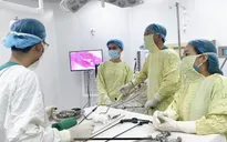 Cấp cứu bé gái 5 tuổi bị u nang bì buồng trứng xoắn
