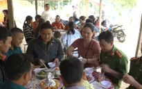 Mang Tết về cho vùng lũ Trà Leng