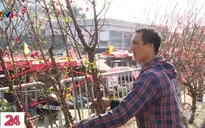 Chợ hoa Hà Nội ồ ạt giảm giá trong ngày 30 Tết