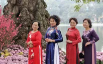 Người dân Hà Nội diện áo dài nô nức đi du xuân sáng mùng 1 Tết