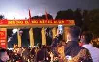 Người dân Hà Nội đổ về công viên Thống Nhất xem pháo hoa đêm giao thừa
