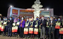 Tặng quà Tết cho công nhân môi trường đô thị trong đêm giao thừa