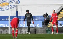 Alisson lại sai lầm, Liverpool thua ngược thất vọng trên sân Leicester City