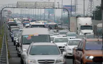 Người dân đổ về Hà Nội, cao tốc Pháp Vân - Cầu Giẽ ùn ứ kéo dài
