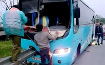 Xe khách mất lái, đâm xuyên lan can