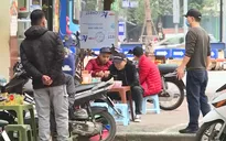 Hàng quán mở "chui" bất chấp quy định phòng dịch ở Hà Nội