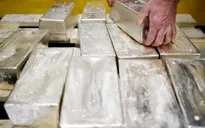 Giá bạc rời khỏi mức đỉnh của 8 năm