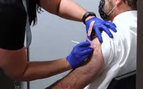 Anh xét nghiệm đại trà để phát hiện biến thể virus từ Nam Phi